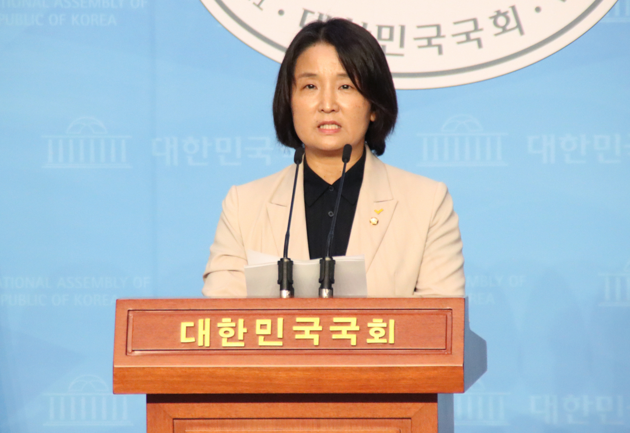 정의당 이은주 의원이 지난 3일 오전 서울 여의도 국회 소통관에서 김연수 서울대병원장 규탄 기자회견을 하고 있다. [연합]