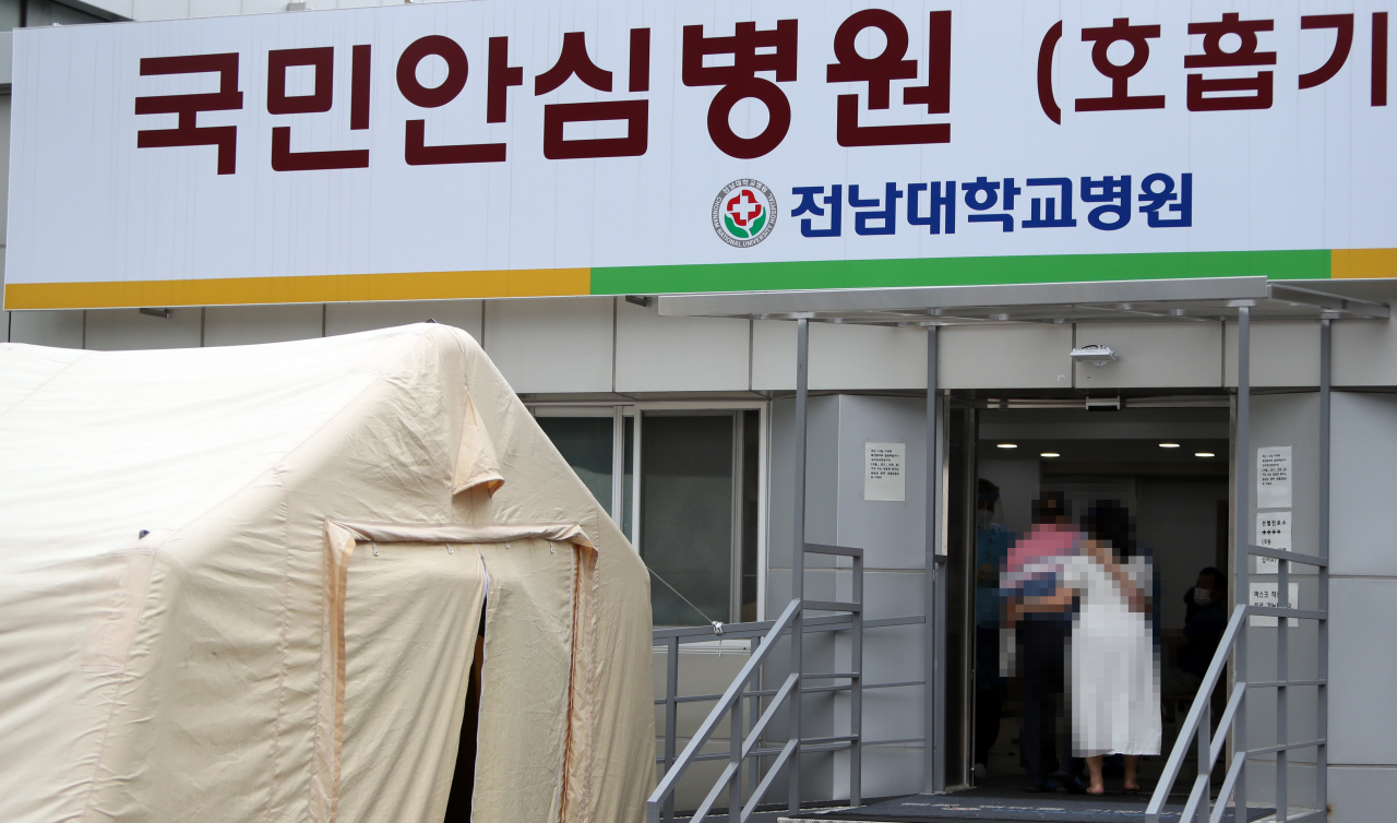 의과대학 정원 확대 등 정부의 의료정책에 반대하는 전국의 전공의가 파업에 돌입한 21일 광주 동구 전남대병원에 마련된 국민안심병원이 정상 운영되고 있다. [연합]