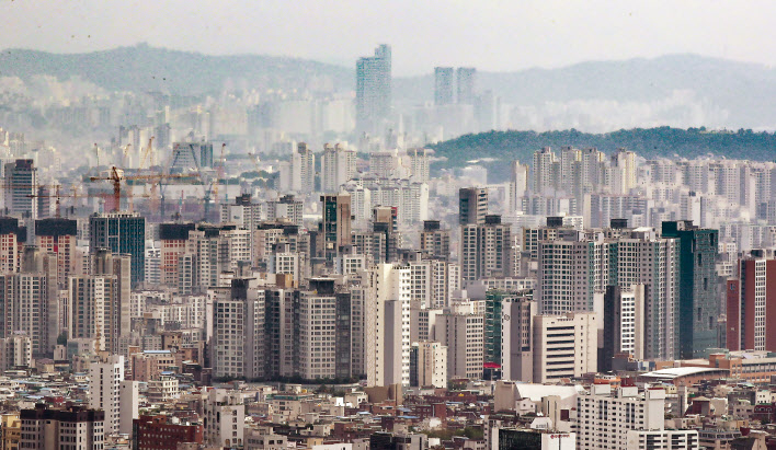 서울 남산에서 바라본 시내 아파트 단지 모습. [연합]
