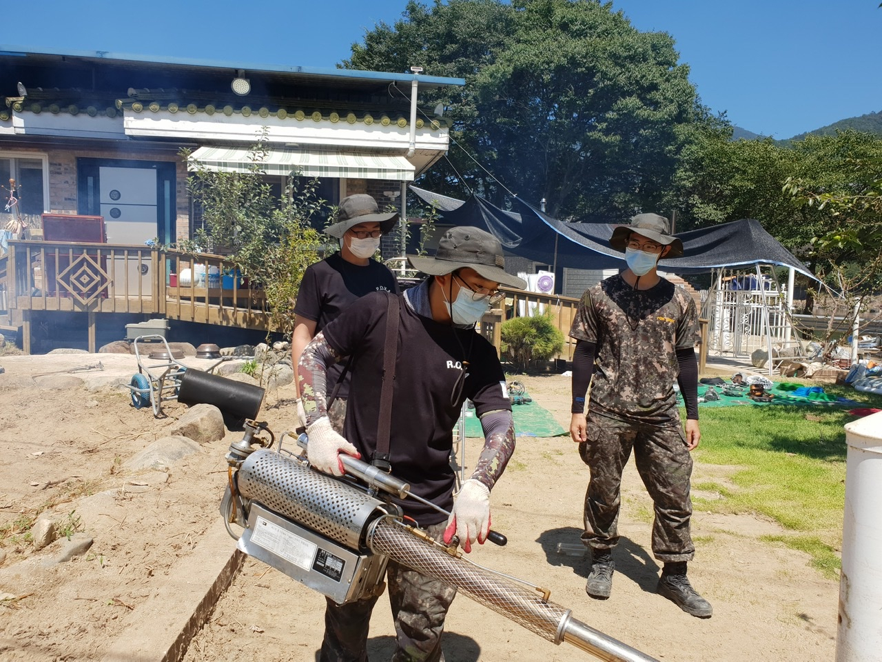 21일 오전 전남 구례군에서 육군 장병들이 방역활동을 벌이고 있다. [연합]