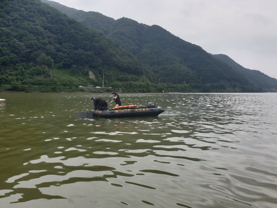21일 오전 경기 가평군 청평댐 상류 500m 부근에서 춘천 의암호 실종자로 추정되는 시신 1구가 발견돼 소방당국이 시신을 인양하고 있다. [연합]