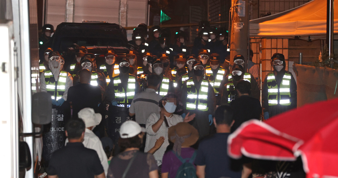 Sarang Jeil Church members block police from entering the church building on Thursday evening. The stand-off lasted nearly 10 hours. (Yonhap)