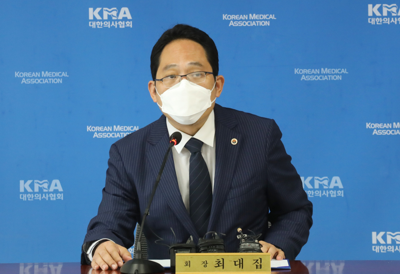 21일 최대집 대한의사협회장이 용산 임시회관에서 긴급 기자회견을 하고 있다. 연합뉴스