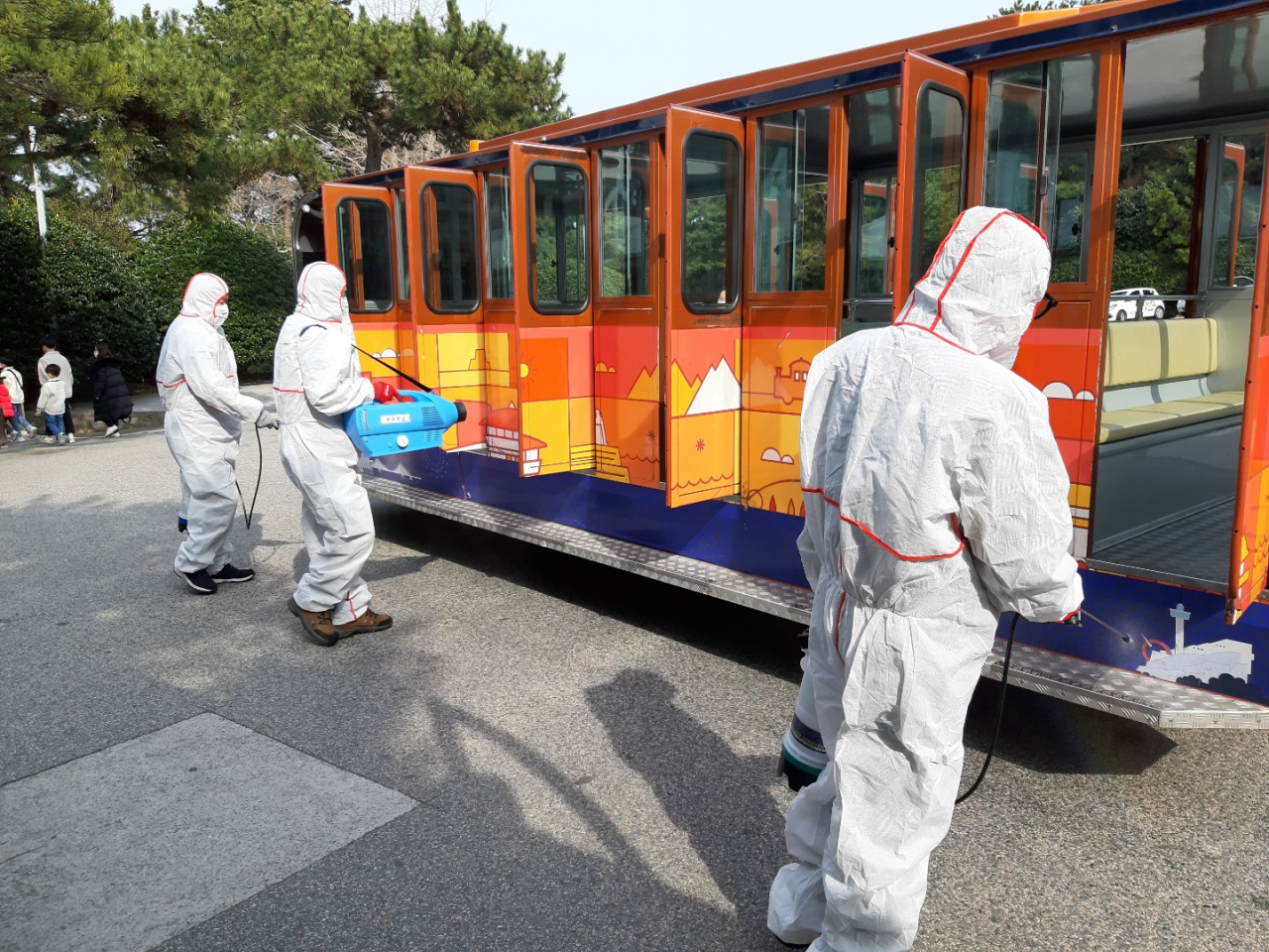 우리사회가 혼란스러워지기를 바라는 ‘악질 미꾸라지들’ 때문에 온 국민이 큰 피해를 보고 있다. 그들은 국민들이 크게 희생되고 혼란이 있어야 코로나시대 세계적으로 칭찬받는 대한민국 정부가 무너질 것으로 믿고 있다. 전현직 국회의원, 단체장을 포함해 이들의 준동을 방조하는 세력 역시 엄존해 온 국민들이 더욱 분노하고 있다. 사진은 멈춰선 부산시티투어버스, 돌아가는 부산아이들과 시민들.