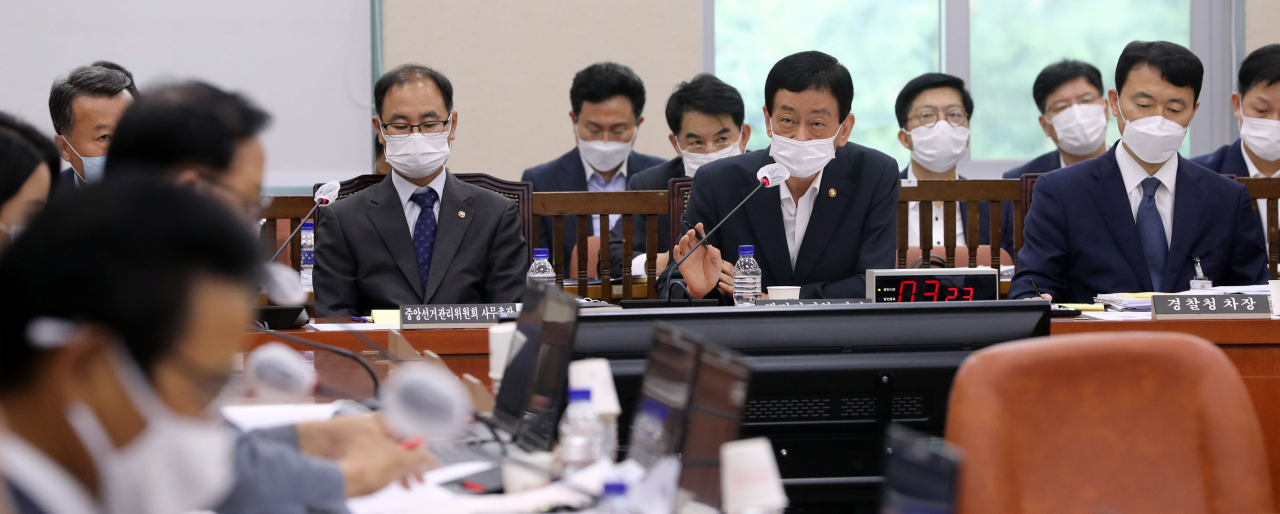 진영 행정안전부 장관이 21일 오전 서울 여의도 국회에서 열린 행정안전위원회 전체회의에서 질의에 답변하고 있다. [연합]
