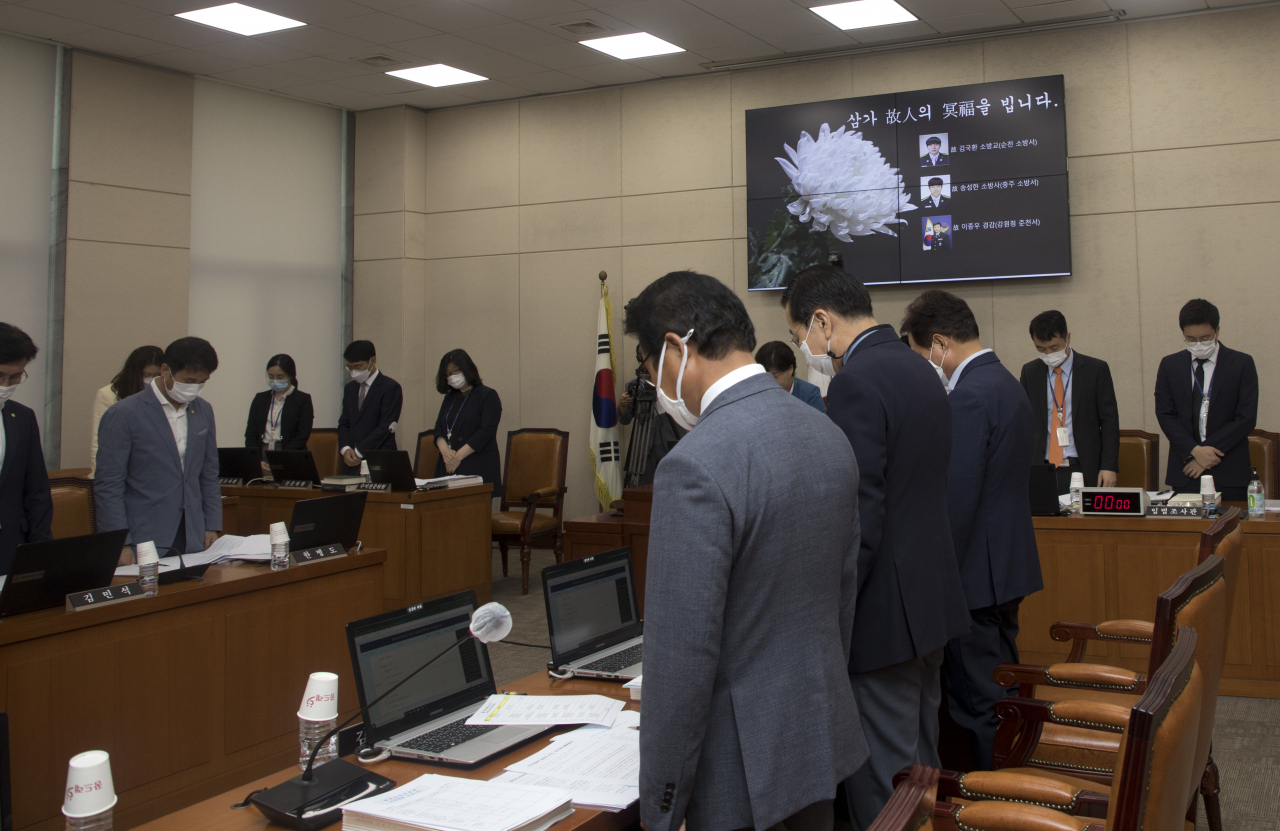 21일 오전 국회에서 열린 국회 행정안전위원회 전체회의에서 서영교 위원장 등 참석자들이 순직한 소방관들에게 대한 묵념을 하고 있다. [연합]