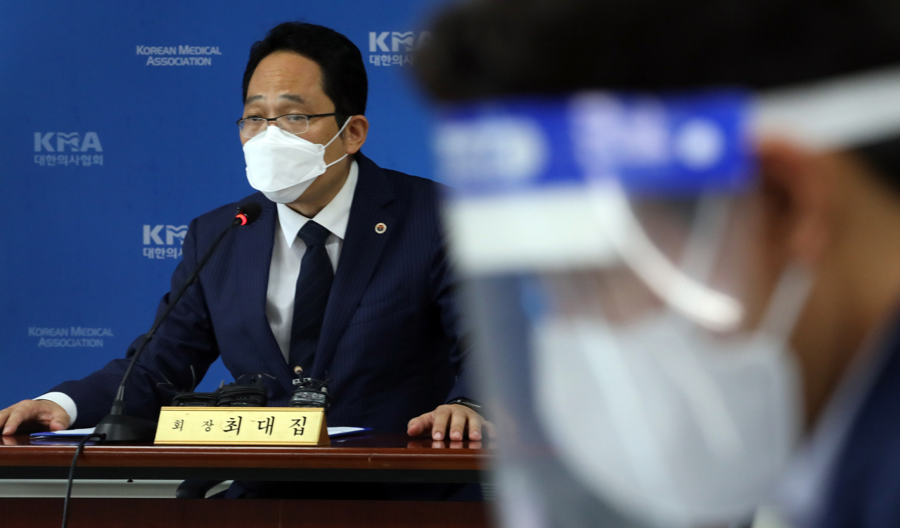 21일 최대집 대한의사협회장이 용산 임시회관에서 긴급 기자회견을 하고 있다. 의협은 의과대학 정원 확대 등의 정책 철회가 없으면 26&sim;28일 예고한 전국의사 총파업을 예정대로 진행한다고 밝혔다. 연합뉴스