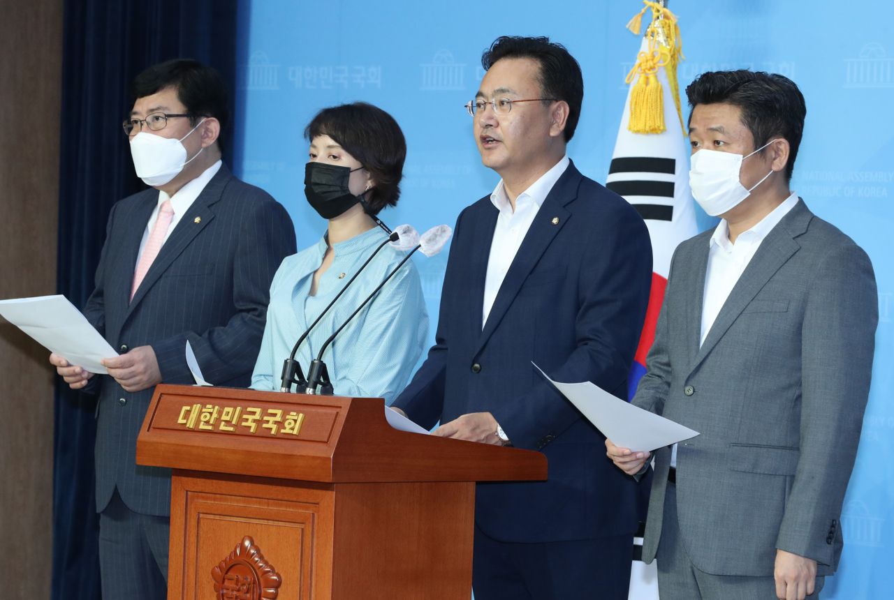 미래통합당 사모펀드 비리방지 및 피해구제 특별위원회 윤창현(왼쪽부터), 이영, 유상범, 유의동 의원이 21일 오후 서울 여의도 국회 소통관에서 기자회견을 열고 "검찰은 라임사태 주범으로부터 불법정치자금을 받은 혐의를 받는 더불어민주당 기동민 의원을 조속히 출석시켜 성실한 조사를 해야 한다"고 밝히고 있다. [연합]
