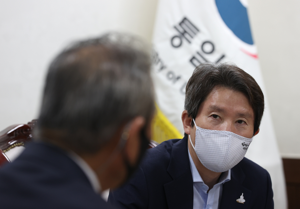 이인영 통일부 장관이 지난달 21일 오후 정부서울청사에서 개성공단기업협회 회장단과 면담을 하며 발언하고 있다. [연합]