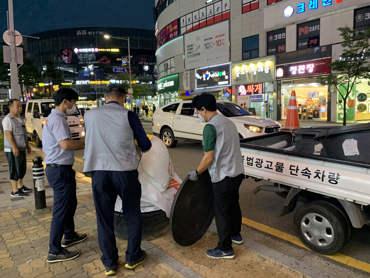 평택시는 불법광고물 야간 집중단속을 실시했다. [평택시 제공]