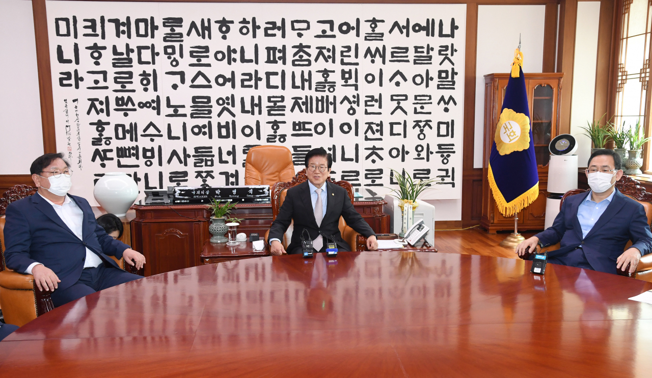 박병석 국회의장과 여야 원내대표가 20일 국회 의장실에서 정례회동을 갖고 있다. 왼쪽부터 더불어민주당 김태년 원내대표, 박병석 국회의장, 미래통합당 주호영 원내대표. [연합]