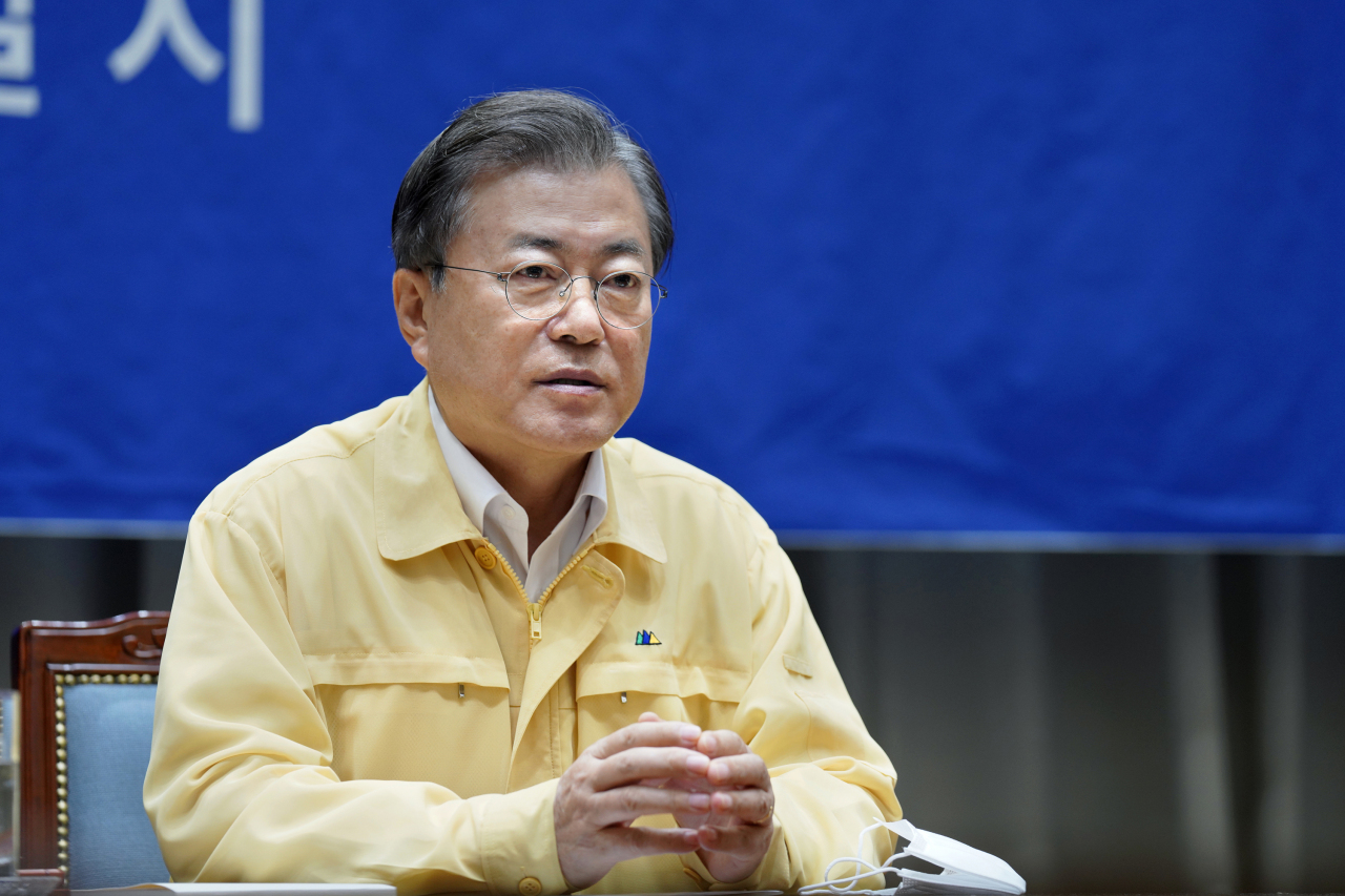 President Moon Jae-in holds a meeting with Seoul Metropolitan Government officials on Friday. Yonhap