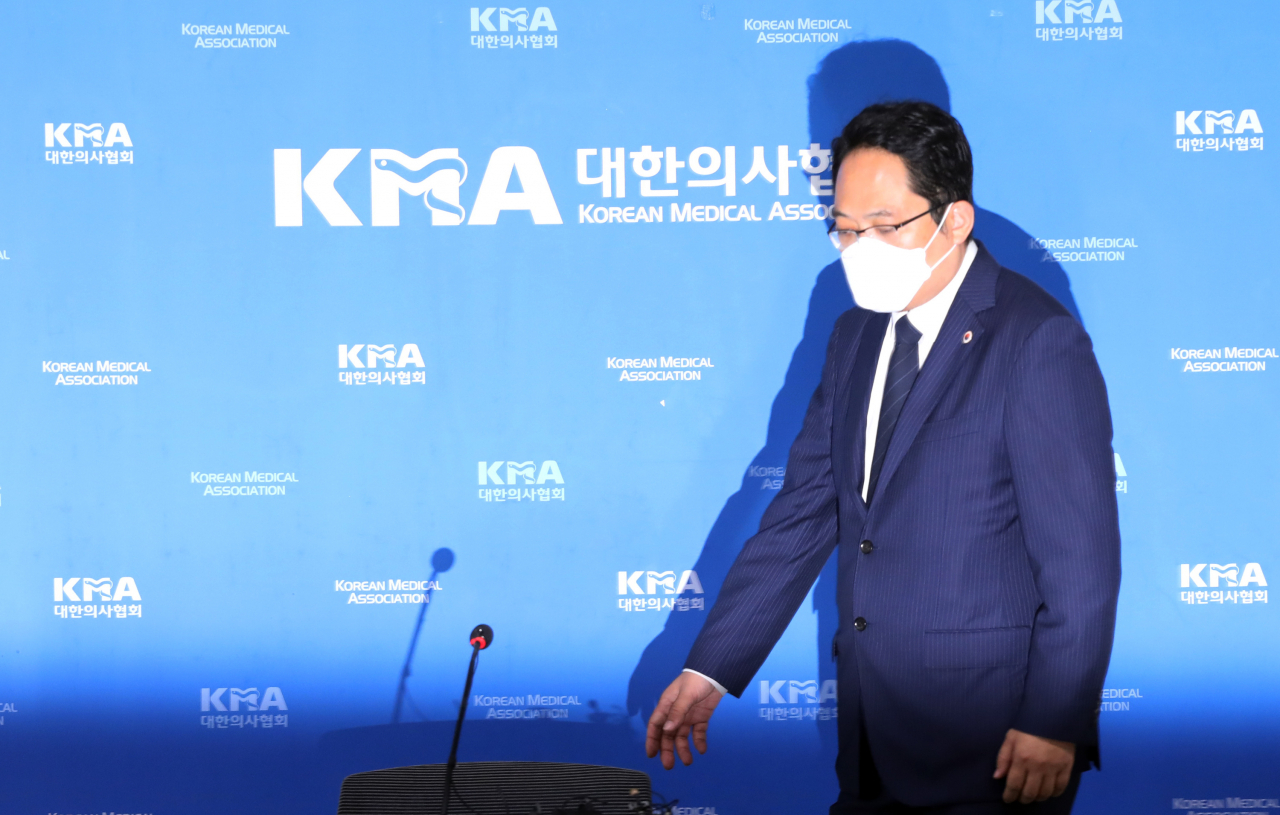 의협은 의과대학 정원 확대 등의 정책 철회가 없으면 26&sim;28일 예고한 전국의사 총파업을 예정대로 진행한다고 밝혔다. [연합뉴스]