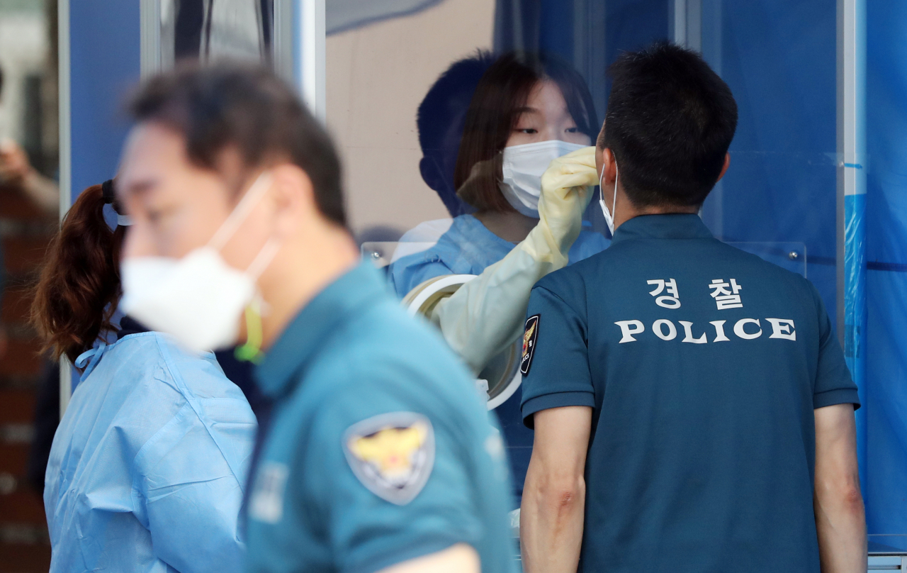 지난 15일 서울 도심에서 열린 집회에서 질서유지를 담당했던 경찰 관계자 등이 지난 19일 서울 중구 서울지방경찰청 기동본부에 차려진 선별진료소에서 코로나19 검사를 받고 있다. [연합]