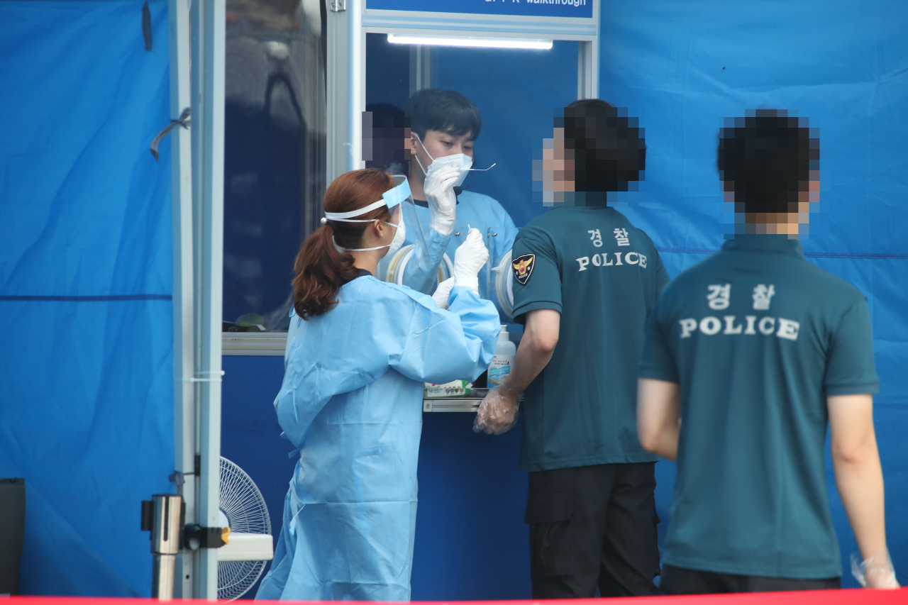 Police officers that were dispatched to a mass weekend rally were required to be tested for COVID-19. (Yonhap)