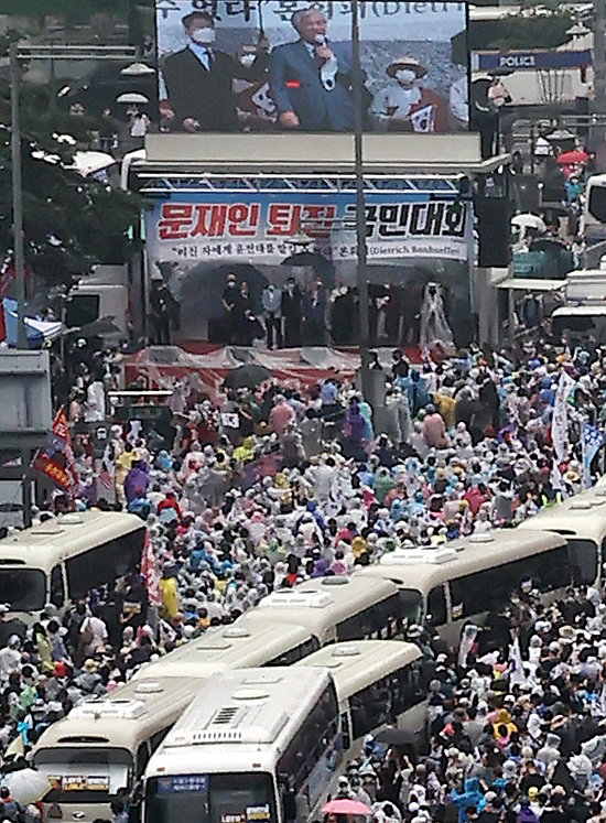 15일 오후 서울 종로구 동화면세점 앞에서 열린 정부 및 여당 규탄 관련 집회 [연합뉴스]