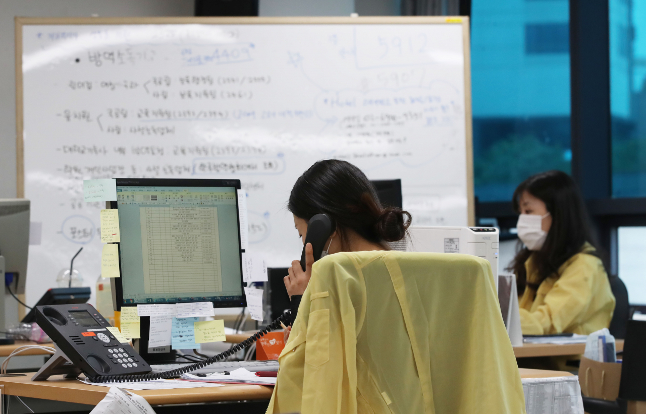 21일 오후 서울 성북구 보건소에 설치된 신종 코로나바이러스 감염증(코로나19) 비상대책본부에서 관계자들이 분주히 움직이고 있다. 연합뉴스