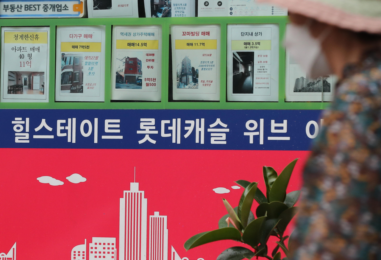 21일부터 공인중개사가 인터넷 공간에 허위·과장 광고를 올리는지 정부가 모니터링을 시작한다. 이날부터 시행되는 공인중개사법 개정안은 위반 시 최대 500만 원의 과태료를 물릴 수 있게 하는 내용이 포함됐다. 사진은 이날 서울 시내 한 부동산의 모습. 연합뉴스