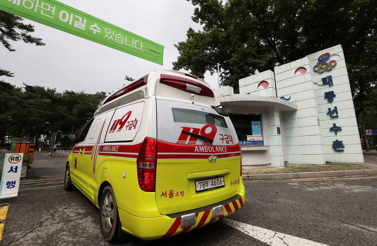 지난 21일 오후 서울시 생활치료센터가 마련된 태릉 선수촌에 코로나19 환자를 태운 구급차가 도착하고 있다. [연합]