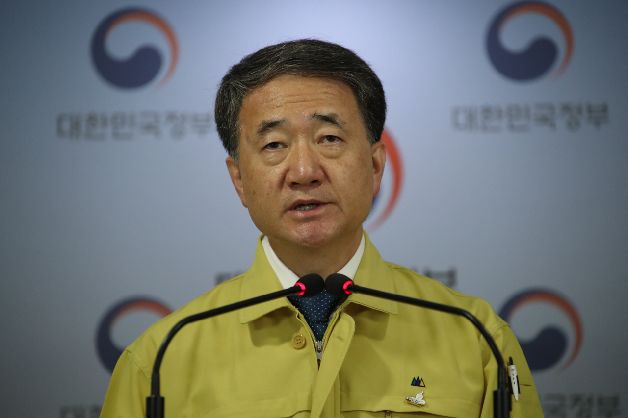 박능후 보건복지부 장관이 22일 정부서울청사 합동브리핑실에서 신종 코로나바이러스 감염증(코로나19) 관련 대국민 담화를 발표하고 있다. [연합뉴스]