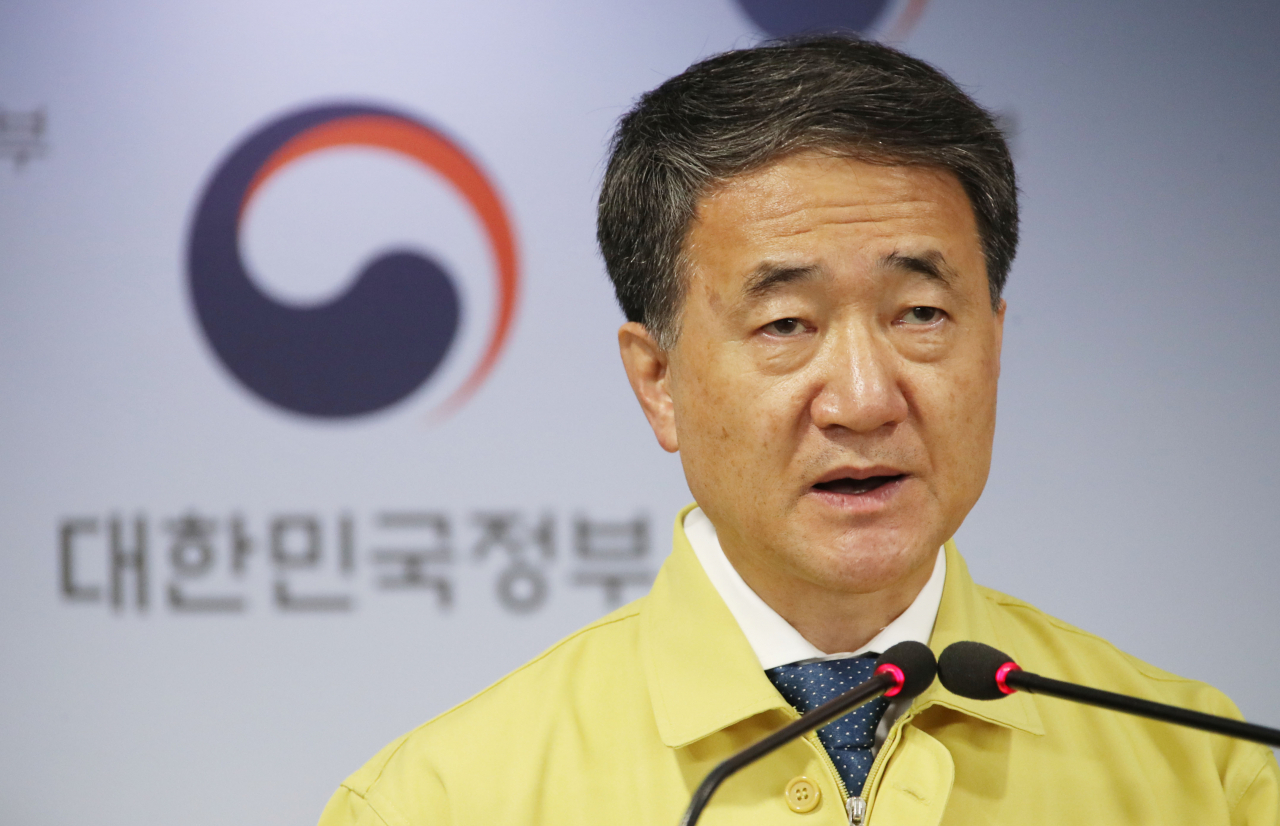 박능후 보건복지부 장관이 22일 정부서울청사 합동브리핑실에서 코로나19 위기 및 의사단체 집단휴진 관련 대국민 담화문을 발표하고 있다. 연합뉴스