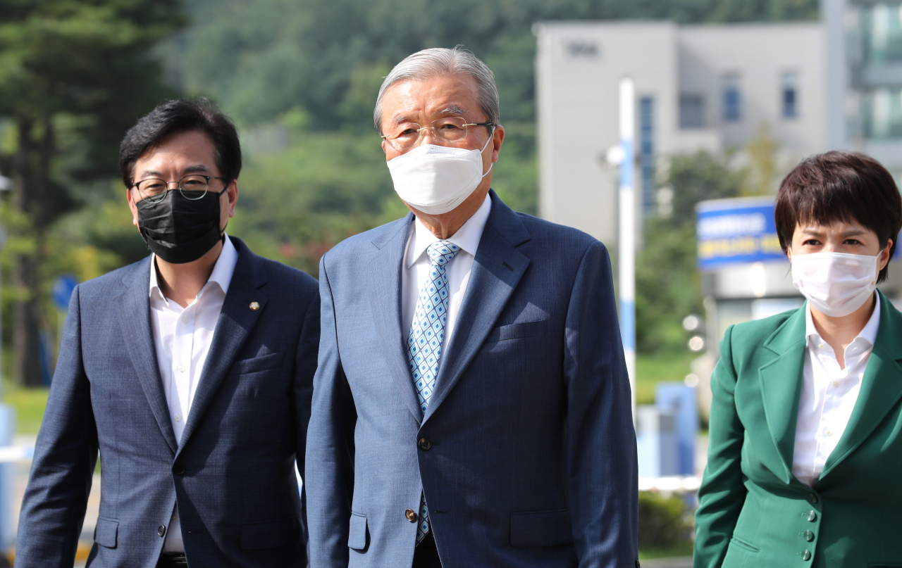 김종인 미래통합당 비상대책위원장이 21일 오후 충북 청주시 질병관리본부 방문을 마친 뒤 나오고 있다. 왼쪽부터 송언석 비서실장, 김 위원장, 김은혜 대변인. [연합]
