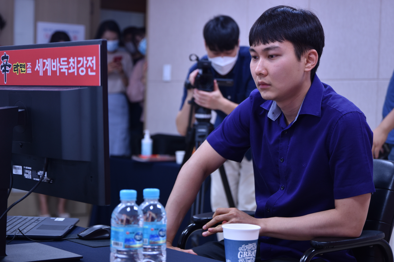 박정환 9단이 18일 한국기원 대회장에서 온라인으로 진행된 제21회 농심신라면배 세계바둑최강전 최종 3차전 10국에서 이야마 유타와 대결하고 있다. [연합]