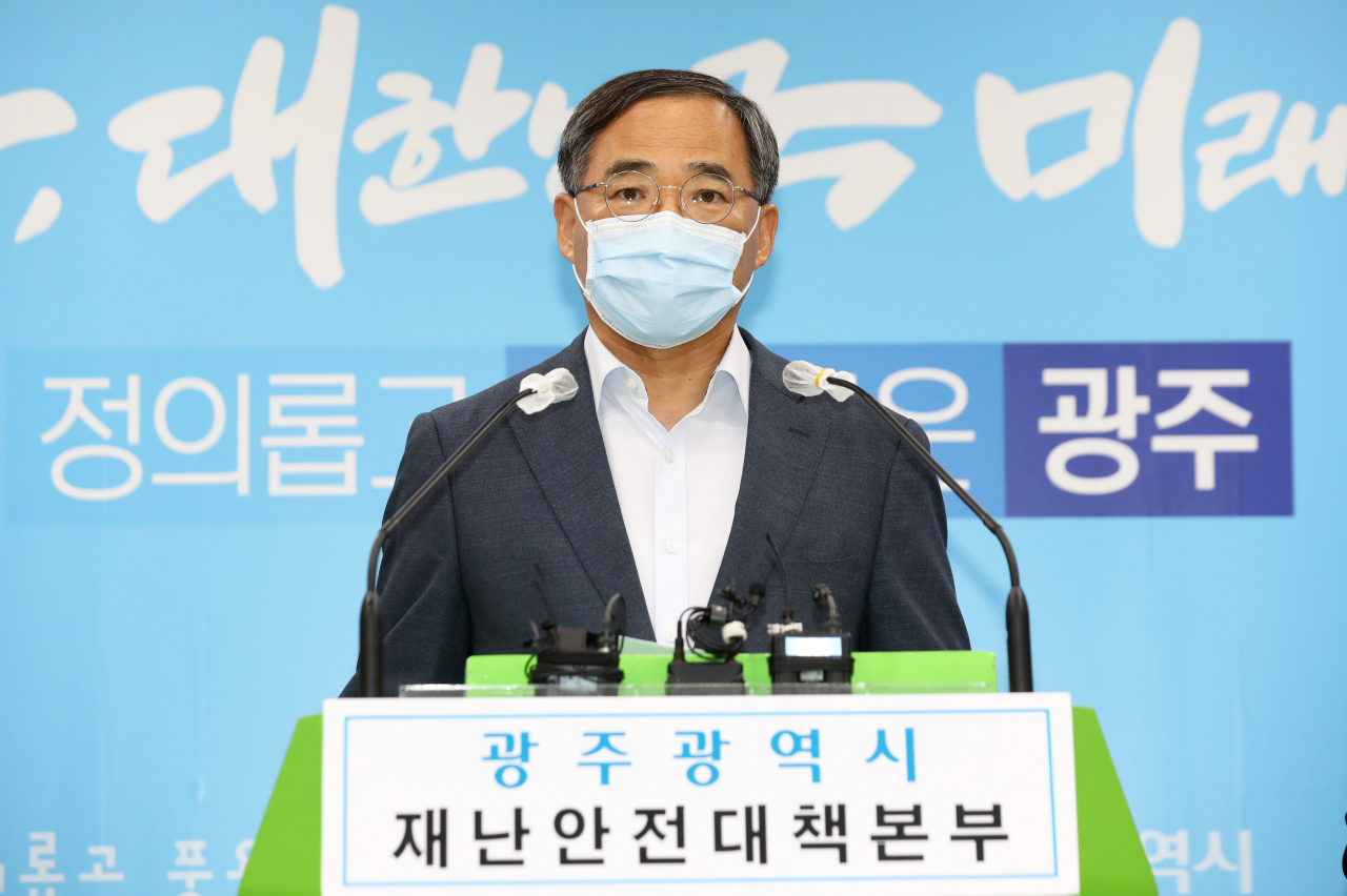22일 오전 광주광역시청 브리핑실에서 '광주시 코로나19 민관공동대책위원회 실무회의'의 결과에 대해 이상용 광주시병원협회장이 온라인 발표하고 있다. [연합]