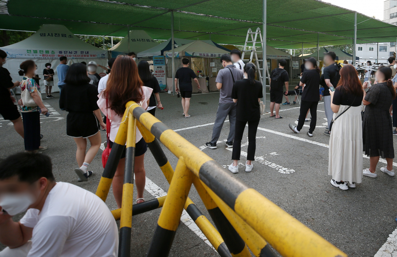 지난 20일 오후 인천시 남동구 보건소 선별진료소에서 신종 코로나바이러스 감염증(코로나19) 검사를 받으려는 시민들이 대기하고 있다. [연합]