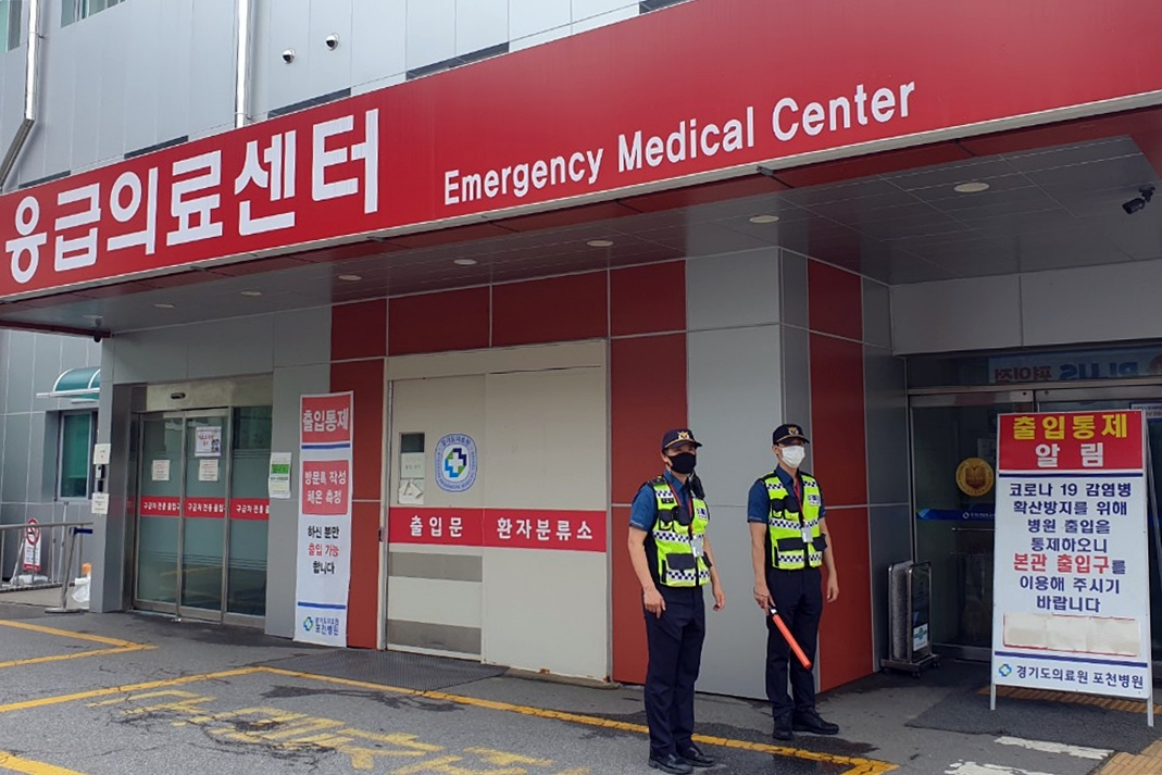 22일 경기도의료원 포천병원에 확진자 난동 및 탈주 등 만일의 상황에 대비한 경찰 인력이 배치돼 있다. [연합]