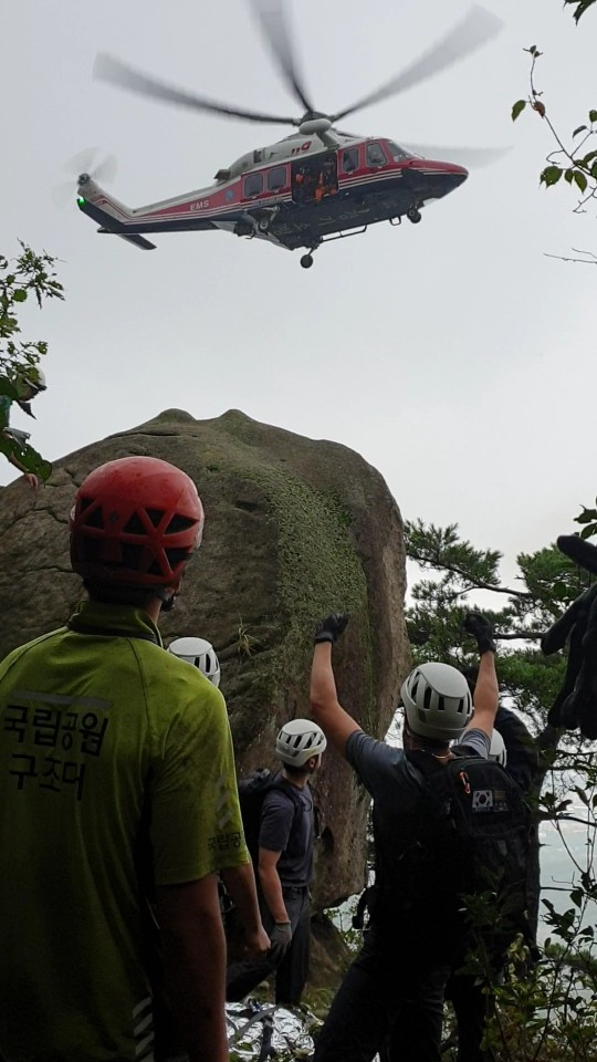 22일 오후 경기 고양시 덕양구 북한산 만경대에서 등산객이 낙뢰에 맞는 사고가 나 소방헬기가 구조 작업을 하고 있다. 이 사고로 1명이 숨지고 1명이 중상을 입었다. [연합]