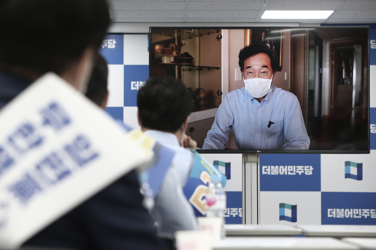 22일 서울 여의도 더불어민주당 중앙당사에서 열린 당대표 및 최고위원 후보 수도권 온택트 합동연설회에서 이낙연 당대표 후보가 영상연설을 하고 있다. 이날 당대표 후보들인 김부겸, 박주민 후보는 코로나19 상황으로 자가격리 중인 이낙연 후보와의 형평성을 위해 모두 영상 연설로 대처했다. [연합]