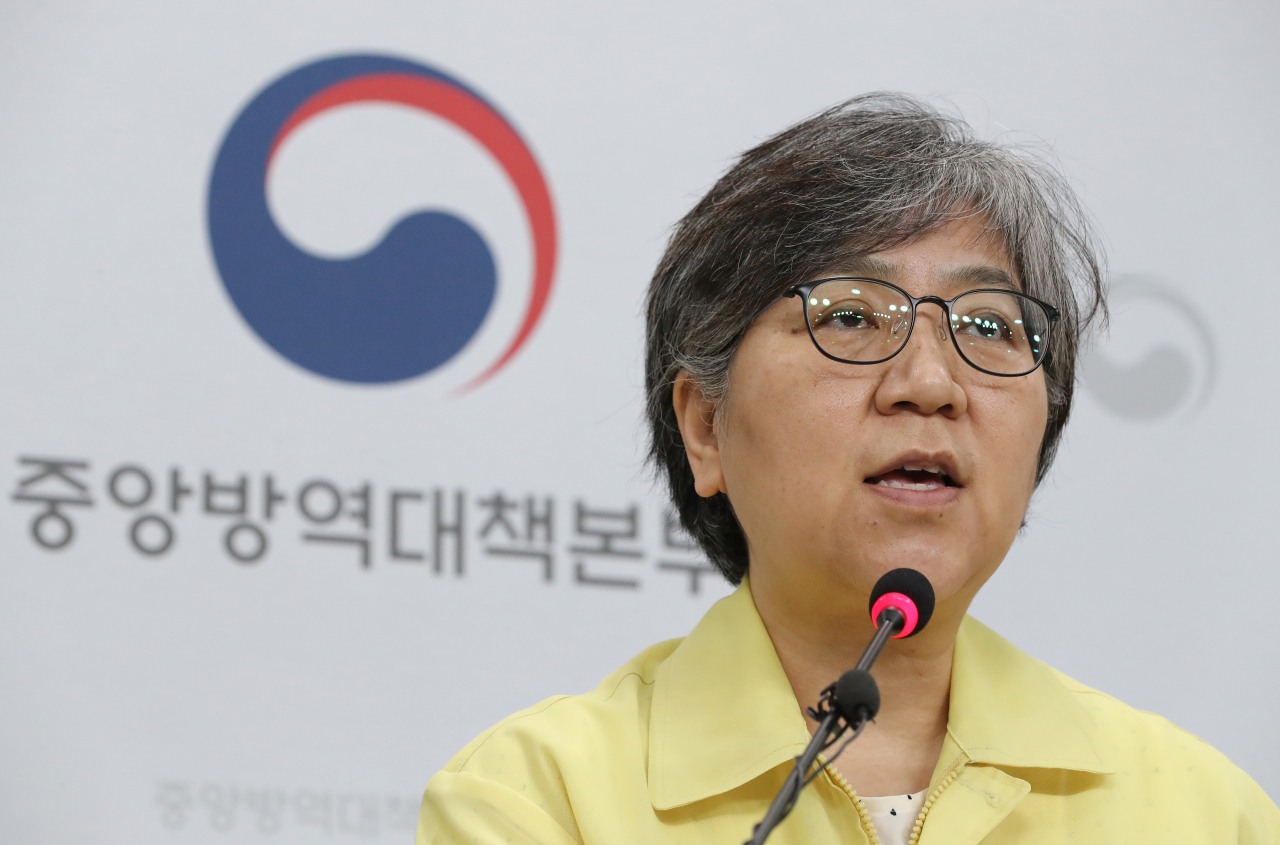 정은경 중앙방역대책본부장(질병관리본부장)이 21일 오후 충북 청주시 질병관리본부에서 코로나19 국내 발생 현황 및 확진 환자 중간조사 결과 등 정례브리핑을 하고 있다. [연합]