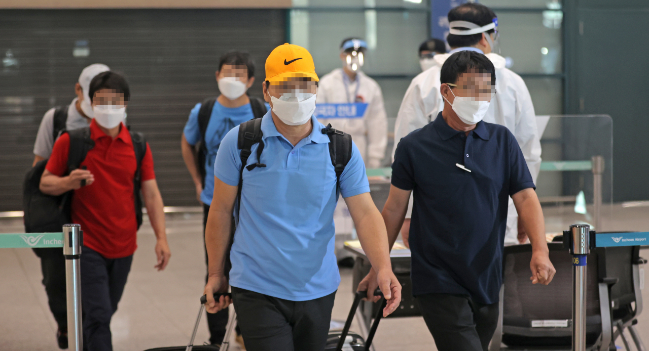 서부 아프리카 베냉 앞바다에서 무장괴한에 피랍되었다가 풀려난 한국 선원들이 23일 오후 인천국제공항을 통해 귀국하고 있다. [사진=연합뉴스]