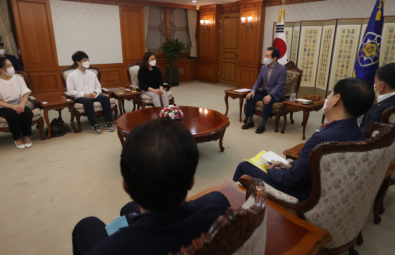 정세균 국무총리가 23일 오후 정부서울청사에서 가진 대한전공의협의회(대전협) 회장단과 면담에서 인사말을 하고 있다. 이날 모든 연차의 전공의들은 정부의 의과대학 정원 확대 등에 반대하며 업무에서 손을 뗐다. 연합뉴스