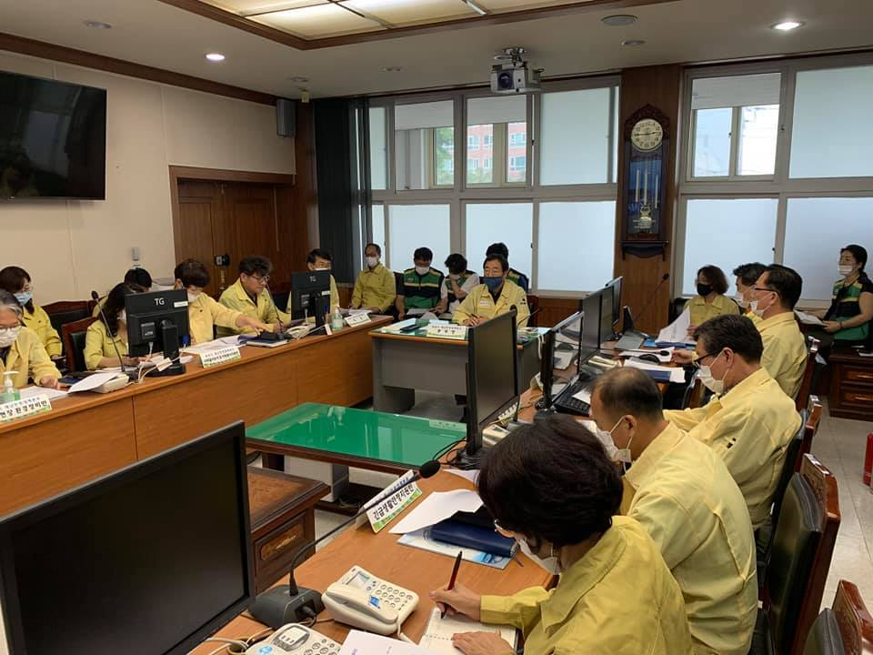김철수 속초시장이 확대간부회의를 주재하고있다.[김시장 페북 캡처]