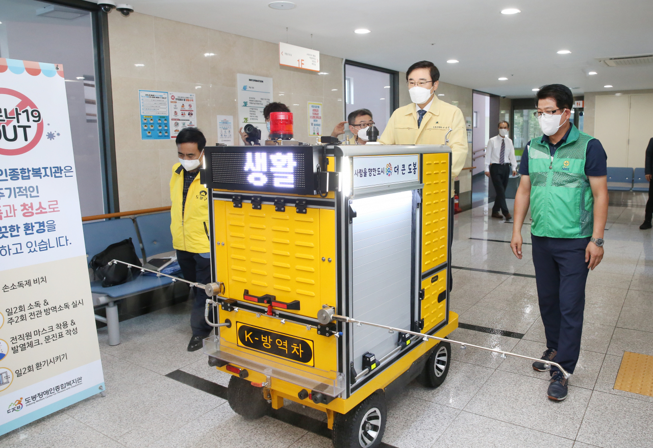 이동진 도봉구청장이 ‘K-방역차’를 타고 도봉장애인종합복지관 내부시설을 방역하고 있다. [도봉구 제공]