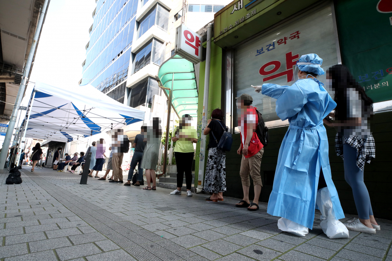 24일 오전 서울 성북구보건소에 마련된 코로나19 선별진료소에서 시민들이 검사를 받기 위해 줄을 서 있다. [연합]