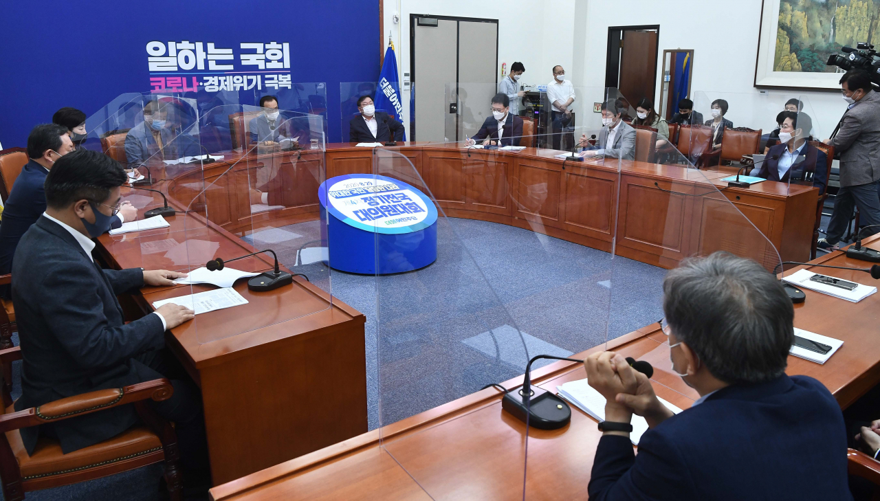 이해찬 더불어민주당 대표가 지난 21일 오전 서울 여의도 국회 당대표회의실에서 좌석에 투명 칸막이가 설치된 가운데 열린 최고위원회의에서 발언하고 있다. [연합]