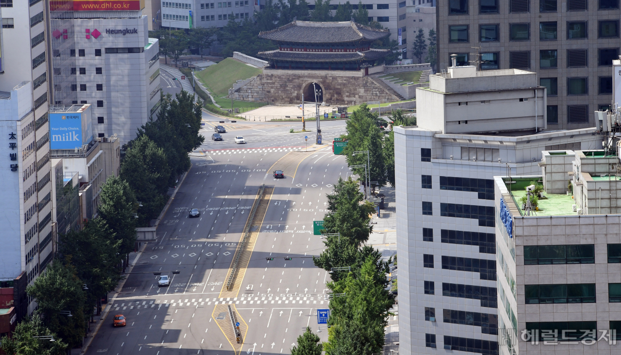 코로나19 확산으로 사회적거리두기 2단계가 발령되면서 지난 23일 서울 광화문 일대 도로가 텅 빈 모습을 보이고 있다. 사진공동취재단