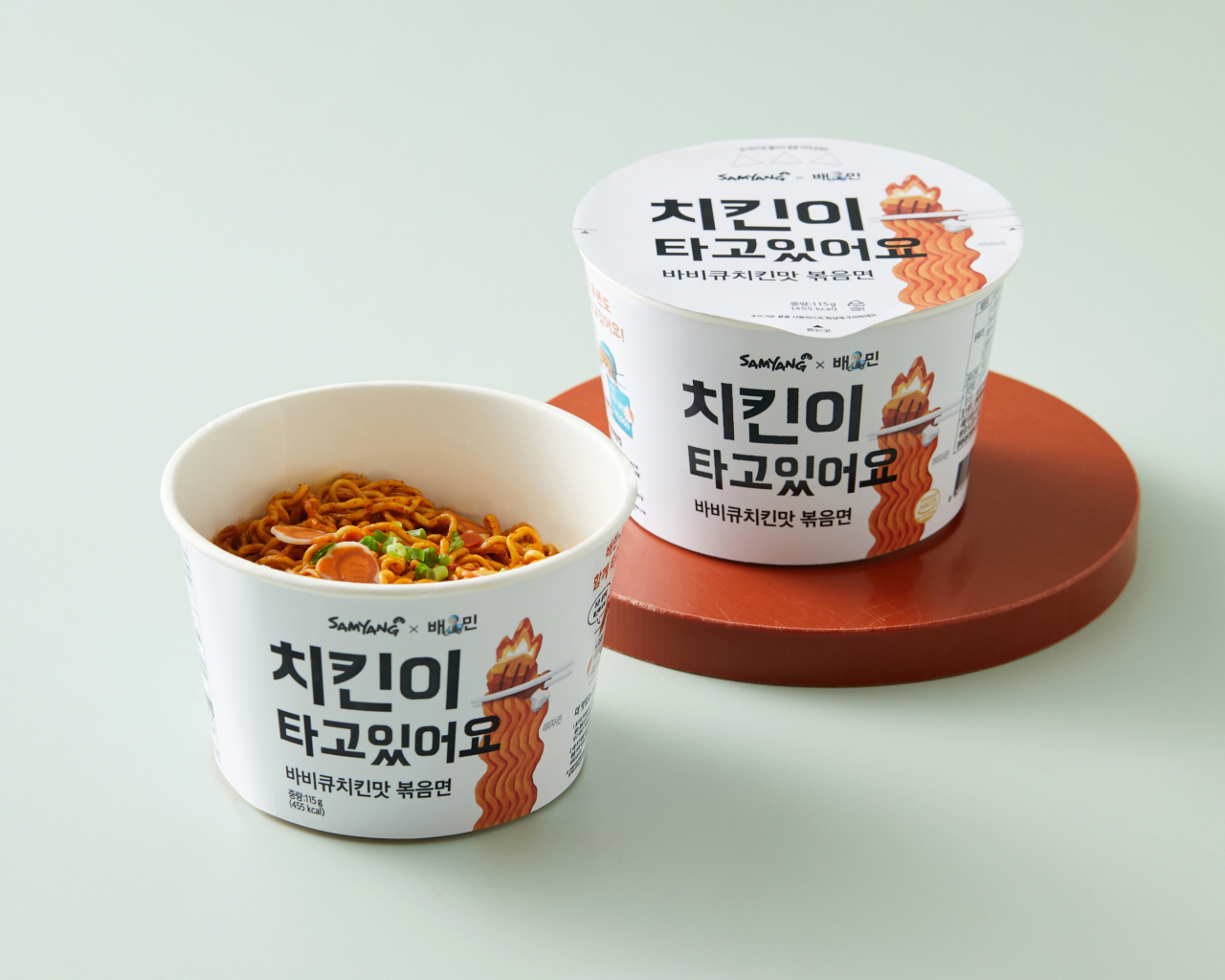 삼양식품이 배달의민족과 컬래버해 선보인 '치킨이타고있어요' 제품 이미지 [제공=삼양식품]