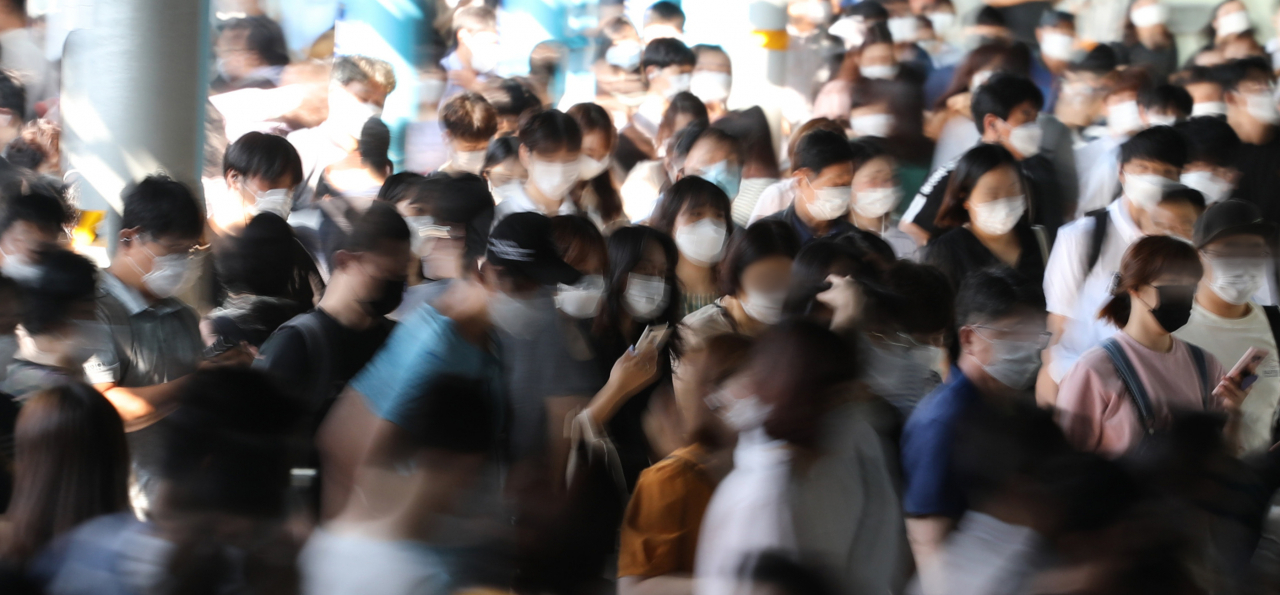 24일 오전 서울 지하철 신도림역에서 시민들이 신종 코로나바이러스 감염증(코로나19) 확산을 방지하기 위해 마스크를 쓰고 이동하고 있다. [연합]