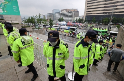 경찰이 지난 15일 오전 열릴 집회를 앞두고 서울 종로구 광화문광장 일대를 통제 중인 모습. [연합]