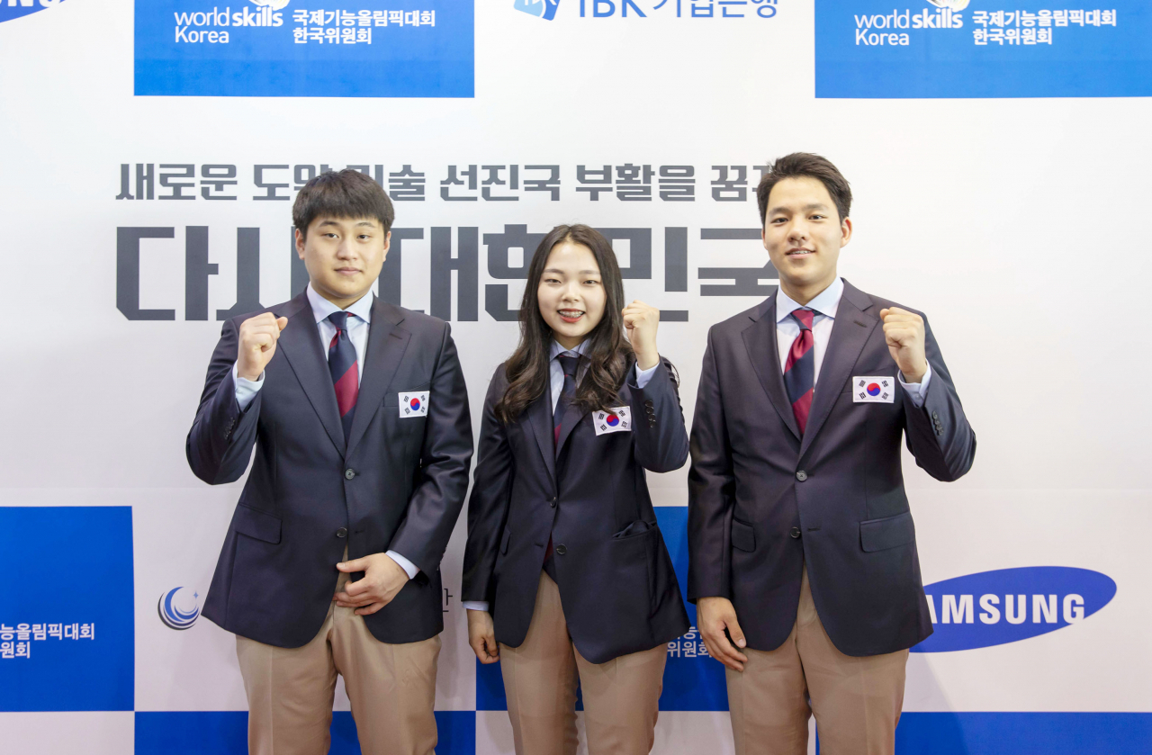 지난해 러시아 카잔 국제기능올림픽대회에서 수상한 에몬스 소속 직원들. 왼쪽부터 목공 직종 권오현 대리, 가구 직종 최은영 주임, 실내장식 직종 이상현 대리. [에몬스 제공]