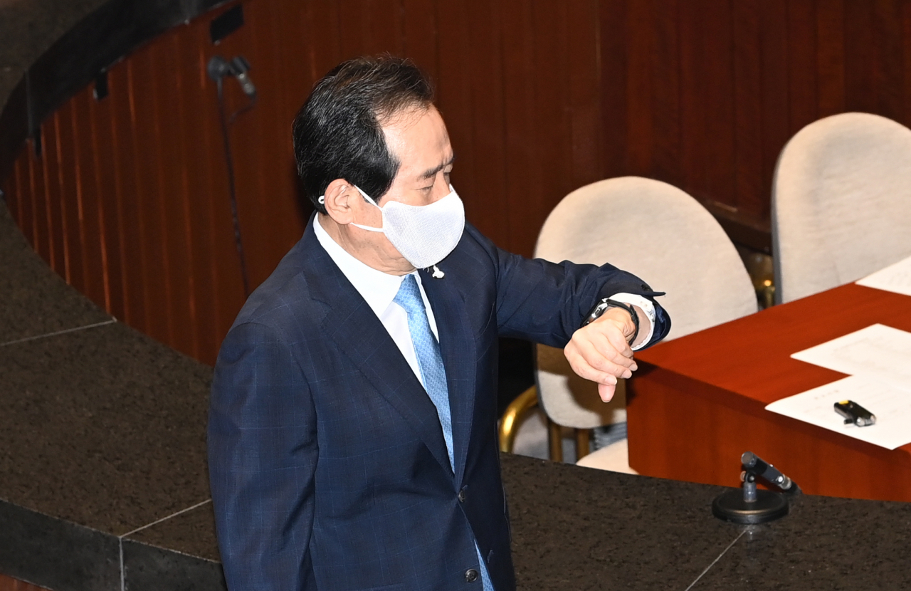 정세균 국무총리가 24일 오전 국회에서 열린 예산결산특별위원회 전체회의에 참석, 시간을 확인하고 있다. [연합]
