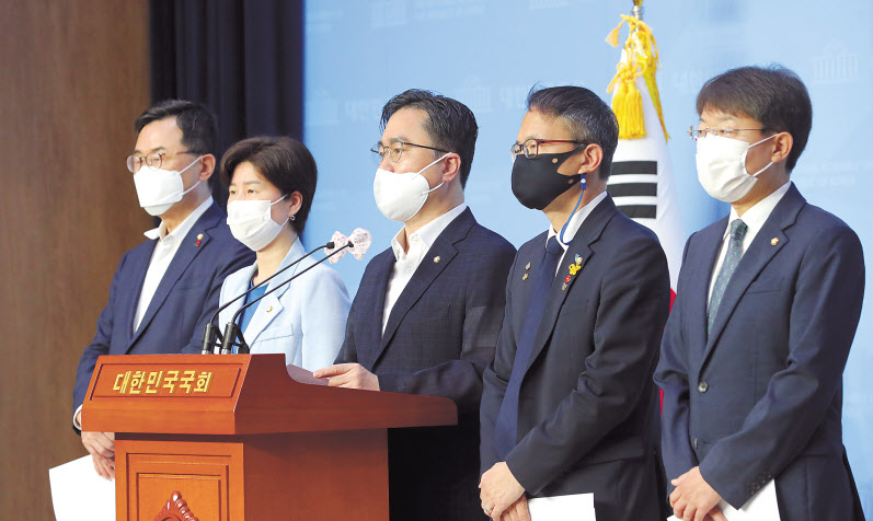 백혜련 간사, 박주민 의원 등 더불어민주당 소속 국회 법사위원들이 24일 오전 국회 소통관에서 공수처장 후보자추천위원회 위원추천 촉구 기자회견을 하고 있다. [연합]