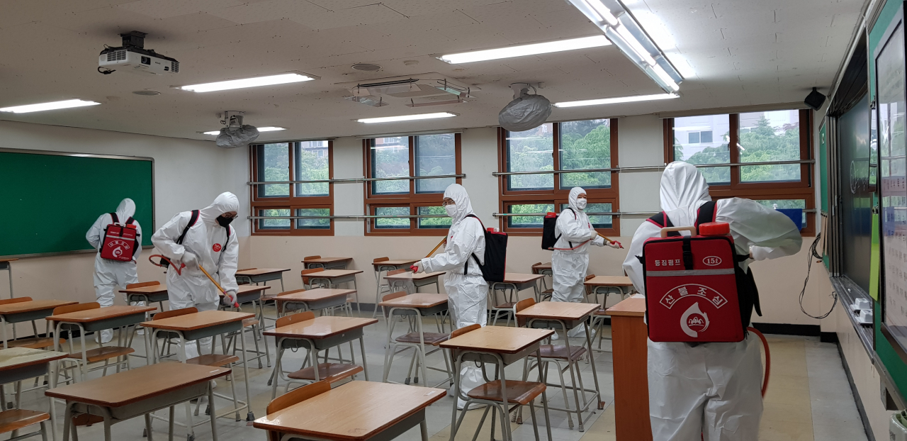 한 고등학교 교실에서 방역소독을 하고 있다. [용인시 제공]