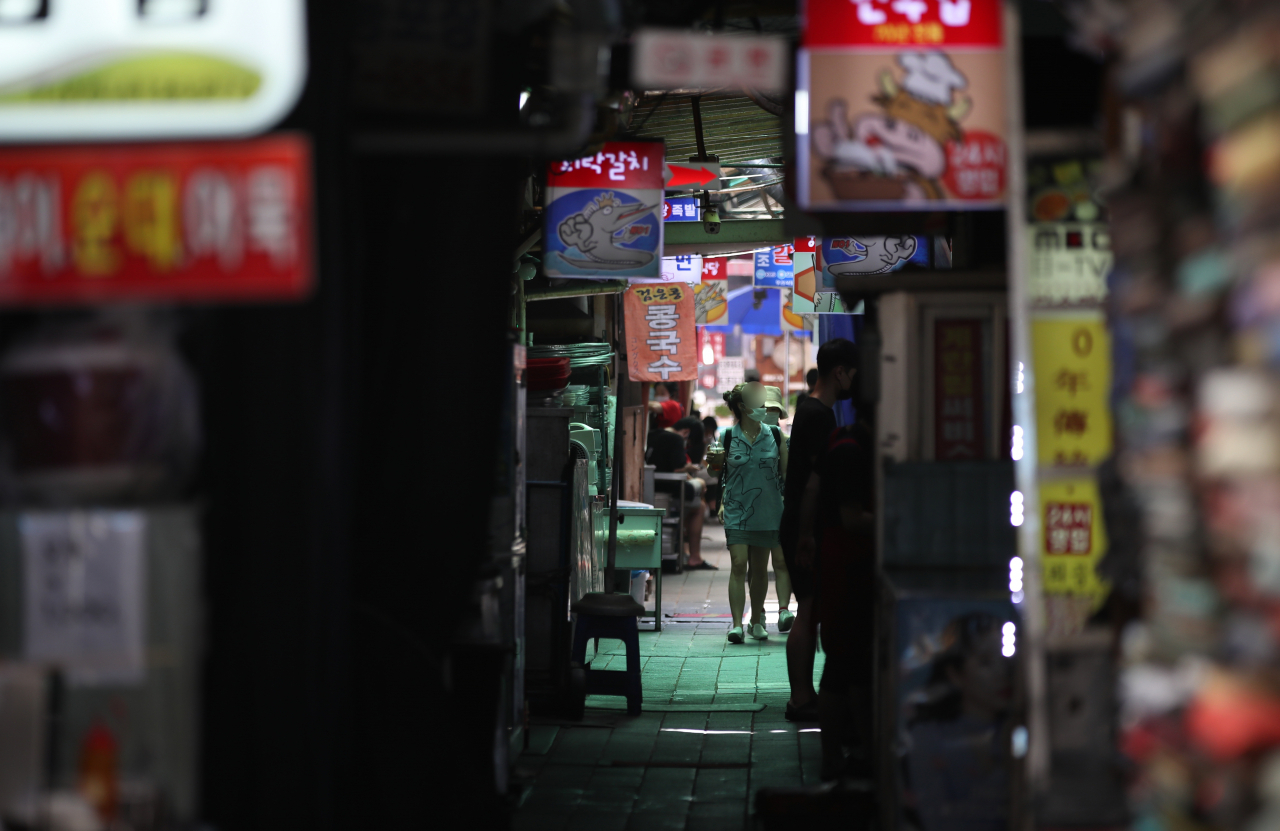 지난 19일 서울 중구 남대문시장의 갈치조림 식당 밀집 지역인 '갈치골목'이 썰렁한 모습을 보이고 있다. [연합]