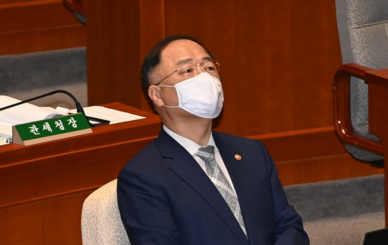 24일 오전 국회에서 열린 예산결산특별위원회 전체회의에서 홍남기 경제부총리가 생각에 잠겨 있다. [연합]