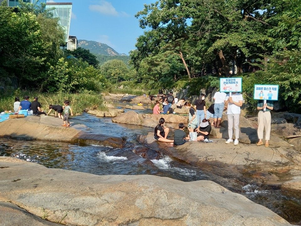 안양시가 행락지로 직접가서 사회적 거리두기를 호소하고있다.